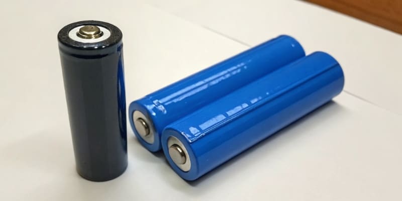 Image showing a 21700 battery that doesn't fit in a 18650 battery holder
