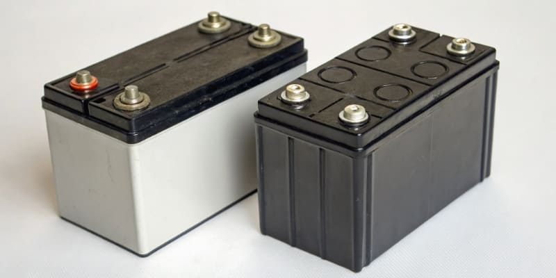 A side-by-side comparison graphic of NMC 622 and NMC 811 cells