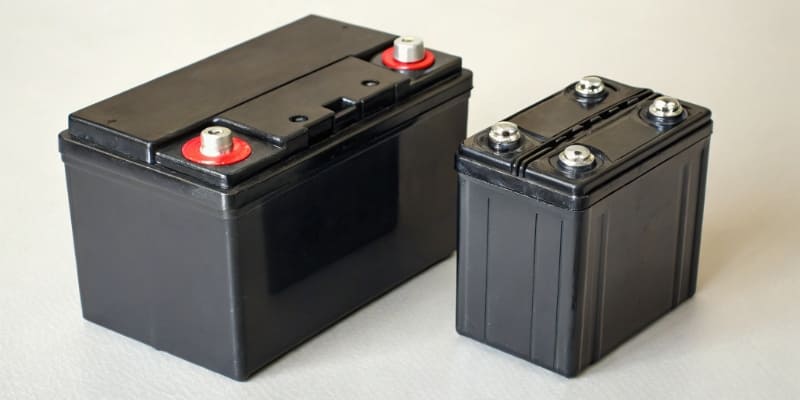 An illustration showing two batteries of the same energy capacity, with the LFP one being larger than the NMC one
