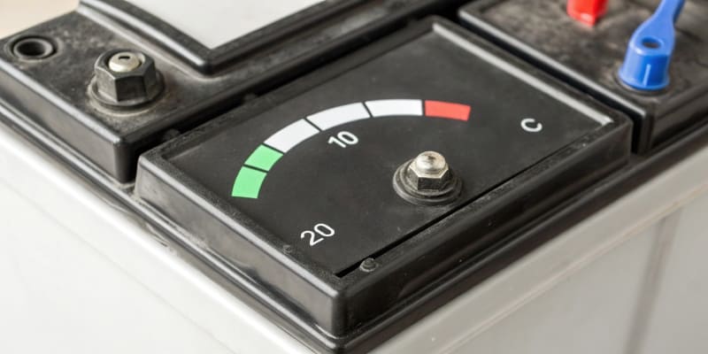 A battery gauge showing the charge level between 20% and 80%