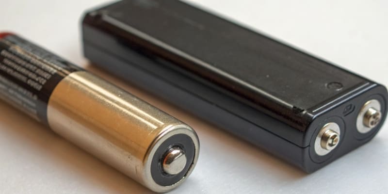 Battery Capacity Reality Check An infographic showing realistic vs. fake battery capacities