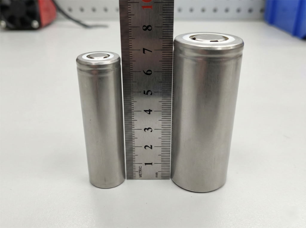 18650 and 26650 cells size comparison with ruler