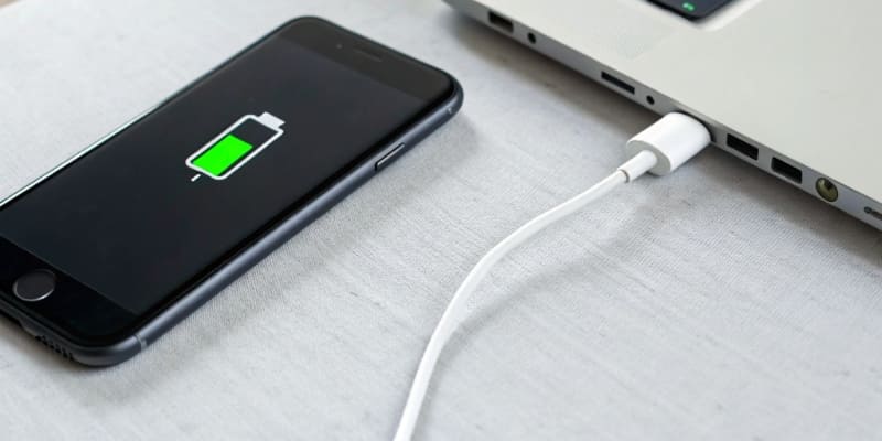 An animation showing a battery icon filling up quickly with a lightning bolt symbol