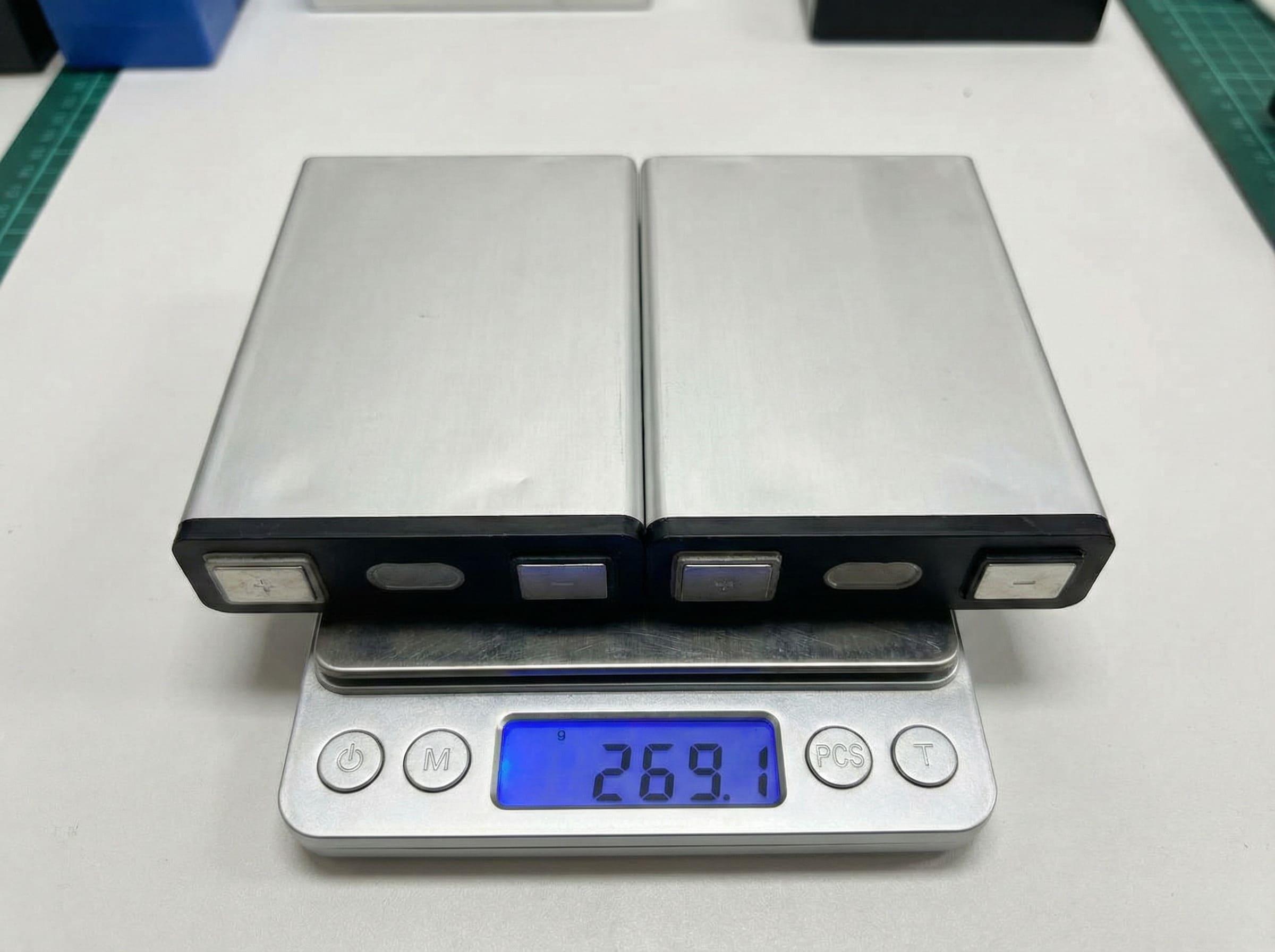 A diagram showing the stable mass of a lithium-ion battery cell over its lifespan