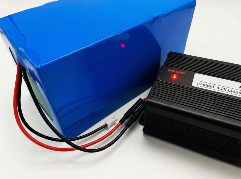 Blue lithium battery pack charging with 4.2V charger