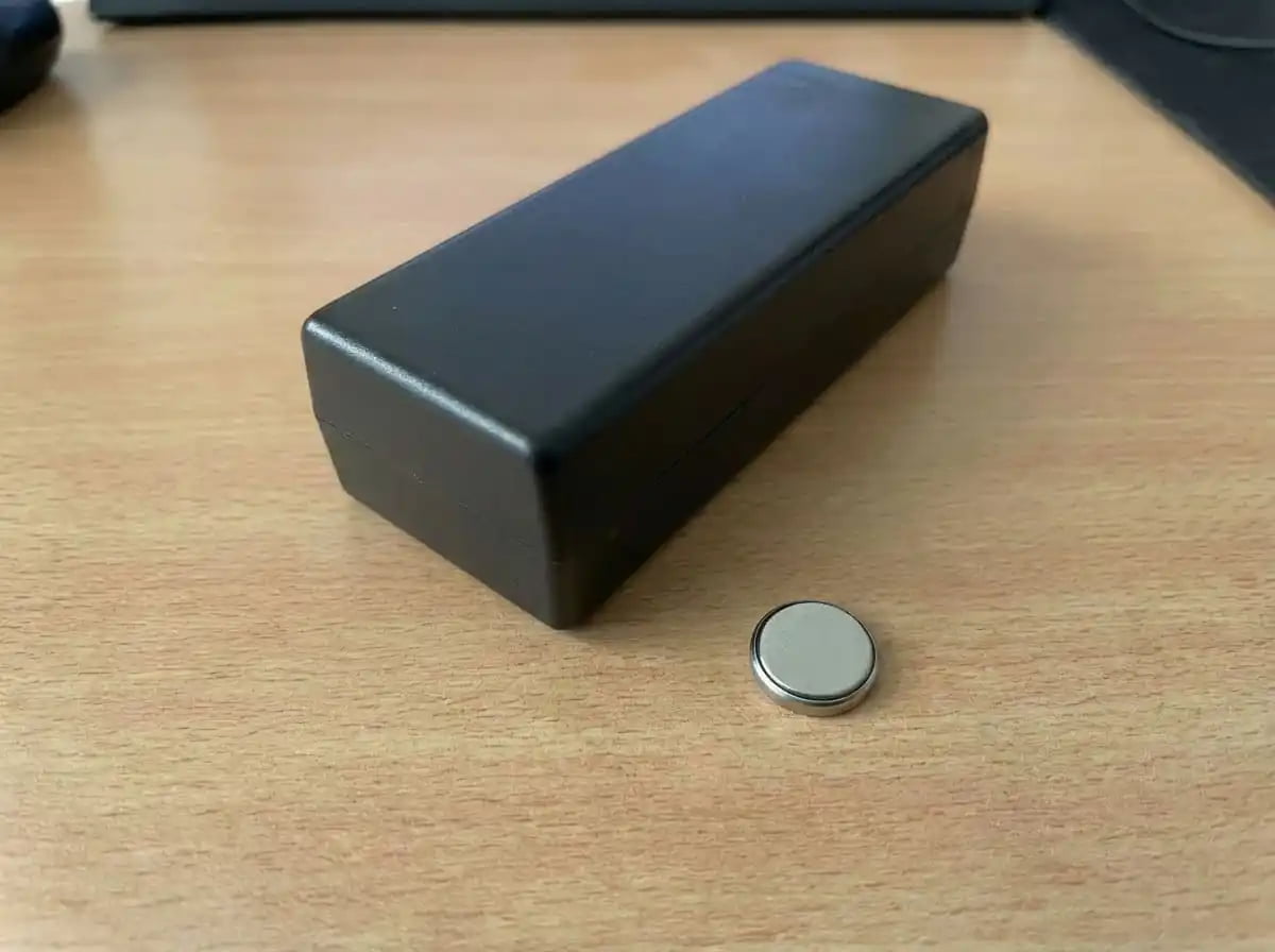 Lithium-Ion vs. Lithium-Metal Batteries for Air Travel A comparison image showing a lithium-ion power bank and a lithium-metal coin cell battery